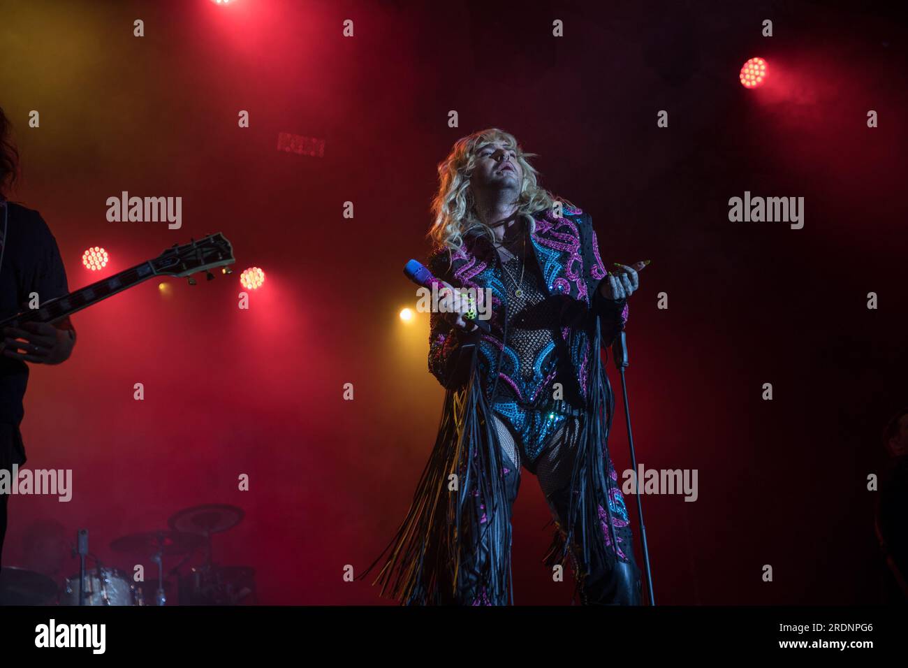 22 juillet 2023, Berlin, Allemagne : le 22 juillet 2023, le Christopher Street Day (CSD) de Berlin, également connu sous le nom de Berlin Pride, a culminé avec une performance mémorable du groupe de rock allemand Tokio Hotel à la porte historique de Brandebourg. L’événement annuel, qui défend les droits LGBTQ et préserve les espaces queer, a vu des milliers de participants marcher dans les rues de la ville dans un vibrant signe de solidarité. Le groupe, dirigé par le chanteur Bill Kaulitz, le guitariste Tom Kaulitz, le bassiste Georg Listing et le batteur Gustav Schaefer, livre une performance électrisante et poignante. Leur performance était un mus Banque D'Images