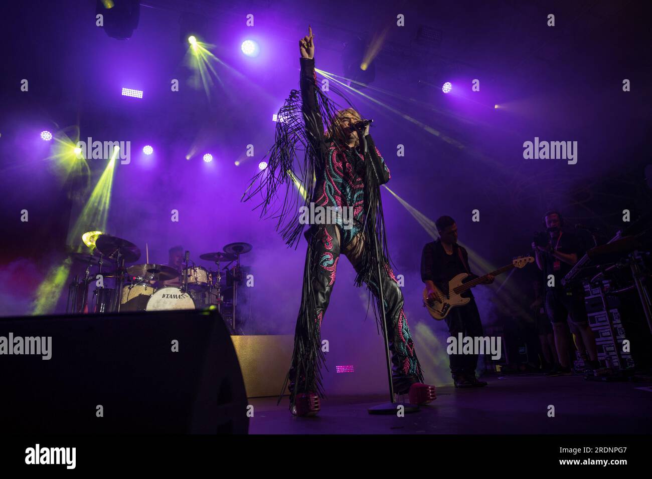 22 juillet 2023, Berlin, Allemagne : le 22 juillet 2023, le Christopher Street Day (CSD) de Berlin, également connu sous le nom de Berlin Pride, a culminé avec une performance mémorable du groupe de rock allemand Tokio Hotel à la porte historique de Brandebourg. L’événement annuel, qui défend les droits LGBTQ et préserve les espaces queer, a vu des milliers de participants marcher dans les rues de la ville dans un vibrant signe de solidarité. Le groupe, dirigé par le chanteur Bill Kaulitz, le guitariste Tom Kaulitz, le bassiste Georg Listing et le batteur Gustav Schaefer, livre une performance électrisante et poignante. Leur performance était un mus Banque D'Images