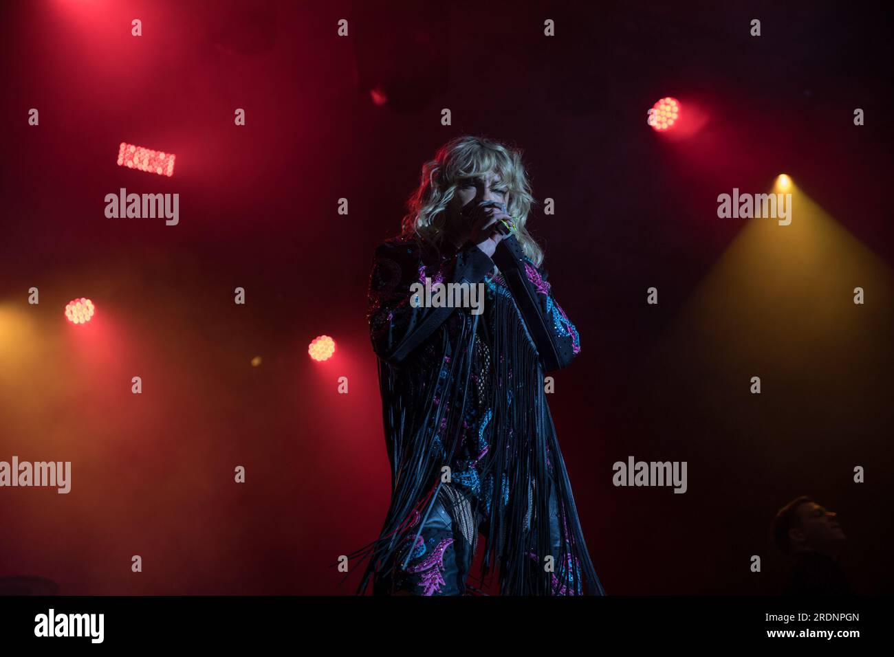 22 juillet 2023, Berlin, Allemagne : le 22 juillet 2023, le Christopher Street Day (CSD) de Berlin, également connu sous le nom de Berlin Pride, a culminé avec une performance mémorable du groupe de rock allemand Tokio Hotel à la porte historique de Brandebourg. L’événement annuel, qui défend les droits LGBTQ et préserve les espaces queer, a vu des milliers de participants marcher dans les rues de la ville dans un vibrant signe de solidarité. Le groupe, dirigé par le chanteur Bill Kaulitz, le guitariste Tom Kaulitz, le bassiste Georg Listing et le batteur Gustav Schaefer, livre une performance électrisante et poignante. Leur performance était un mus Banque D'Images