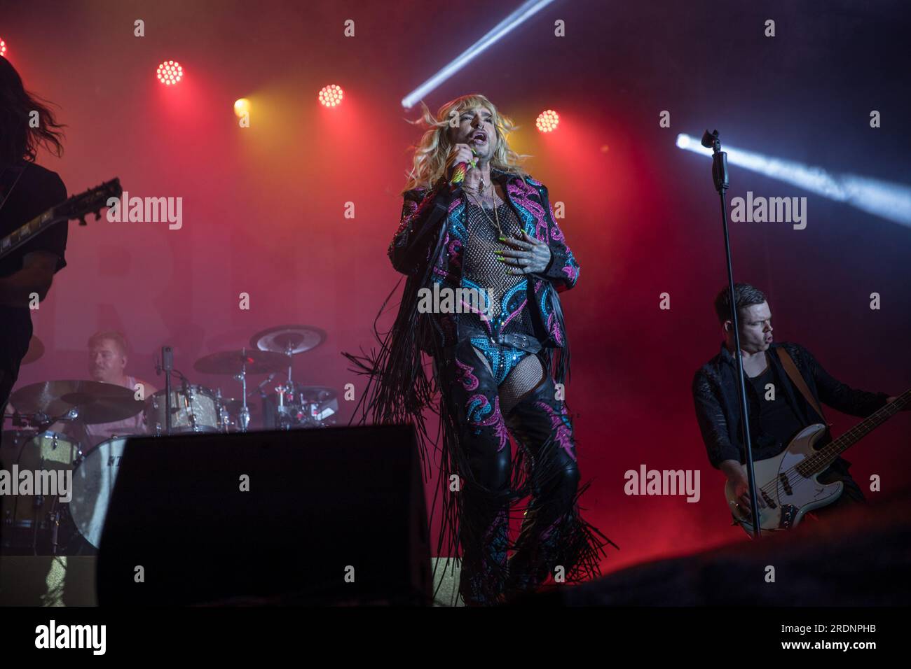 22 juillet 2023, Berlin, Allemagne : le 22 juillet 2023, le Christopher Street Day (CSD) de Berlin, également connu sous le nom de Berlin Pride, a culminé avec une performance mémorable du groupe de rock allemand Tokio Hotel à la porte historique de Brandebourg. L’événement annuel, qui défend les droits LGBTQ et préserve les espaces queer, a vu des milliers de participants marcher dans les rues de la ville dans un vibrant signe de solidarité. Le groupe, dirigé par le chanteur Bill Kaulitz, le guitariste Tom Kaulitz, le bassiste Georg Listing et le batteur Gustav Schaefer, livre une performance électrisante et poignante. Leur performance était un mus Banque D'Images