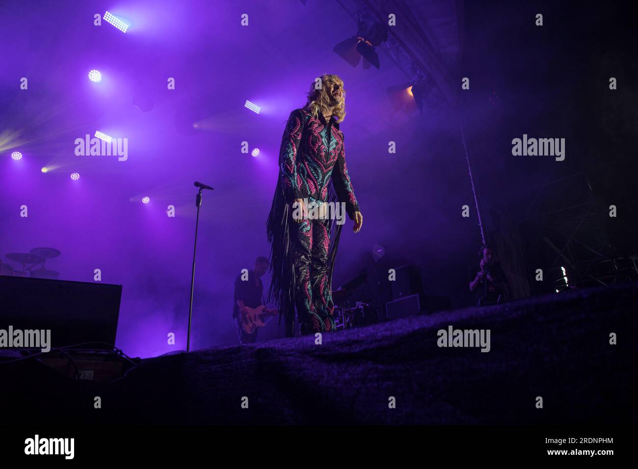 22 juillet 2023, Berlin, Allemagne : le 22 juillet 2023, le Christopher Street Day (CSD) de Berlin, également connu sous le nom de Berlin Pride, a culminé avec une performance mémorable du groupe de rock allemand Tokio Hotel à la porte historique de Brandebourg. L’événement annuel, qui défend les droits LGBTQ et préserve les espaces queer, a vu des milliers de participants marcher dans les rues de la ville dans un vibrant signe de solidarité. Le groupe, dirigé par le chanteur Bill Kaulitz, le guitariste Tom Kaulitz, le bassiste Georg Listing et le batteur Gustav Schaefer, livre une performance électrisante et poignante. Leur performance était un mus Banque D'Images