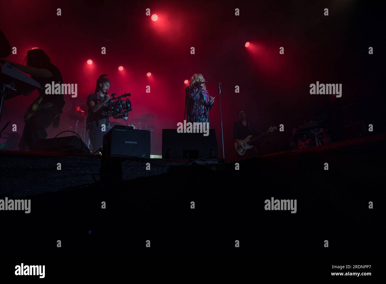 22 juillet 2023, Berlin, Allemagne : le 22 juillet 2023, le Christopher Street Day (CSD) de Berlin, également connu sous le nom de Berlin Pride, a culminé avec une performance mémorable du groupe de rock allemand Tokio Hotel à la porte historique de Brandebourg. L’événement annuel, qui défend les droits LGBTQ et préserve les espaces queer, a vu des milliers de participants marcher dans les rues de la ville dans un vibrant signe de solidarité. Le groupe, dirigé par le chanteur Bill Kaulitz, le guitariste Tom Kaulitz, le bassiste Georg Listing et le batteur Gustav Schaefer, livre une performance électrisante et poignante. Leur performance était un mus Banque D'Images