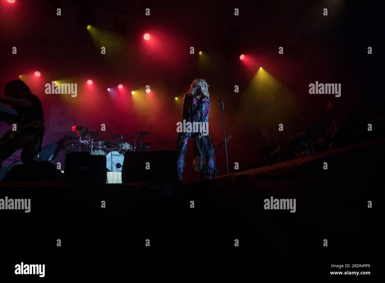 22 juillet 2023, Berlin, Allemagne : le 22 juillet 2023, le Christopher Street Day (CSD) de Berlin, également connu sous le nom de Berlin Pride, a culminé avec une performance mémorable du groupe de rock allemand Tokio Hotel à la porte historique de Brandebourg. L’événement annuel, qui défend les droits LGBTQ et préserve les espaces queer, a vu des milliers de participants marcher dans les rues de la ville dans un vibrant signe de solidarité. Le groupe, dirigé par le chanteur Bill Kaulitz, le guitariste Tom Kaulitz, le bassiste Georg Listing et le batteur Gustav Schaefer, livre une performance électrisante et poignante. Leur performance était un mus Banque D'Images