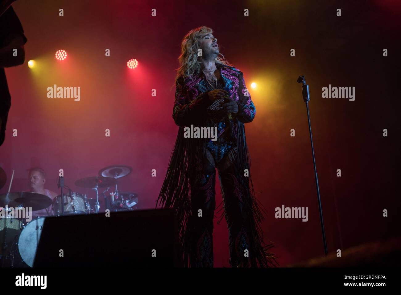 22 juillet 2023, Berlin, Allemagne : le 22 juillet 2023, le Christopher Street Day (CSD) de Berlin, également connu sous le nom de Berlin Pride, a culminé avec une performance mémorable du groupe de rock allemand Tokio Hotel à la porte historique de Brandebourg. L’événement annuel, qui défend les droits LGBTQ et préserve les espaces queer, a vu des milliers de participants marcher dans les rues de la ville dans un vibrant signe de solidarité. Le groupe, dirigé par le chanteur Bill Kaulitz, le guitariste Tom Kaulitz, le bassiste Georg Listing et le batteur Gustav Schaefer, livre une performance électrisante et poignante. Leur performance était un mus Banque D'Images