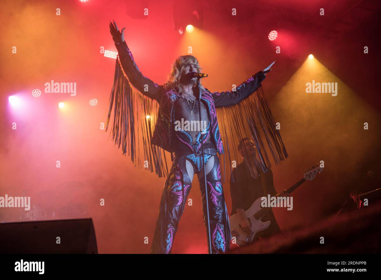 22 juillet 2023, Berlin, Allemagne : le 22 juillet 2023, le Christopher Street Day (CSD) de Berlin, également connu sous le nom de Berlin Pride, a culminé avec une performance mémorable du groupe de rock allemand Tokio Hotel à la porte historique de Brandebourg. L’événement annuel, qui défend les droits LGBTQ et préserve les espaces queer, a vu des milliers de participants marcher dans les rues de la ville dans un vibrant signe de solidarité. Le groupe, dirigé par le chanteur Bill Kaulitz, le guitariste Tom Kaulitz, le bassiste Georg Listing et le batteur Gustav Schaefer, livre une performance électrisante et poignante. Leur performance était un mus Banque D'Images