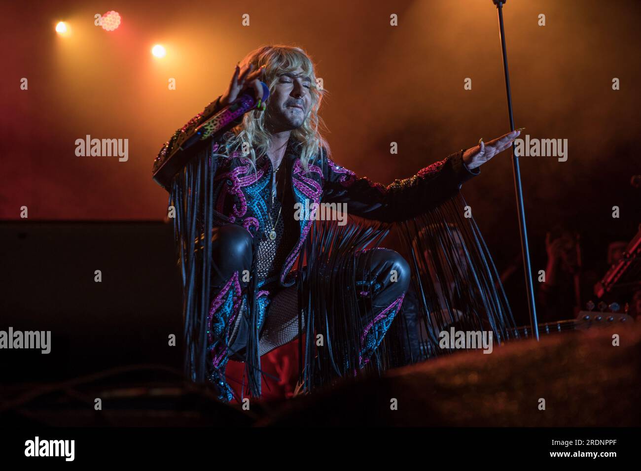 22 juillet 2023, Berlin, Allemagne : le 22 juillet 2023, le Christopher Street Day (CSD) de Berlin, également connu sous le nom de Berlin Pride, a culminé avec une performance mémorable du groupe de rock allemand Tokio Hotel à la porte historique de Brandebourg. L’événement annuel, qui défend les droits LGBTQ et préserve les espaces queer, a vu des milliers de participants marcher dans les rues de la ville dans un vibrant signe de solidarité. Le groupe, dirigé par le chanteur Bill Kaulitz, le guitariste Tom Kaulitz, le bassiste Georg Listing et le batteur Gustav Schaefer, livre une performance électrisante et poignante. Leur performance était un mus Banque D'Images