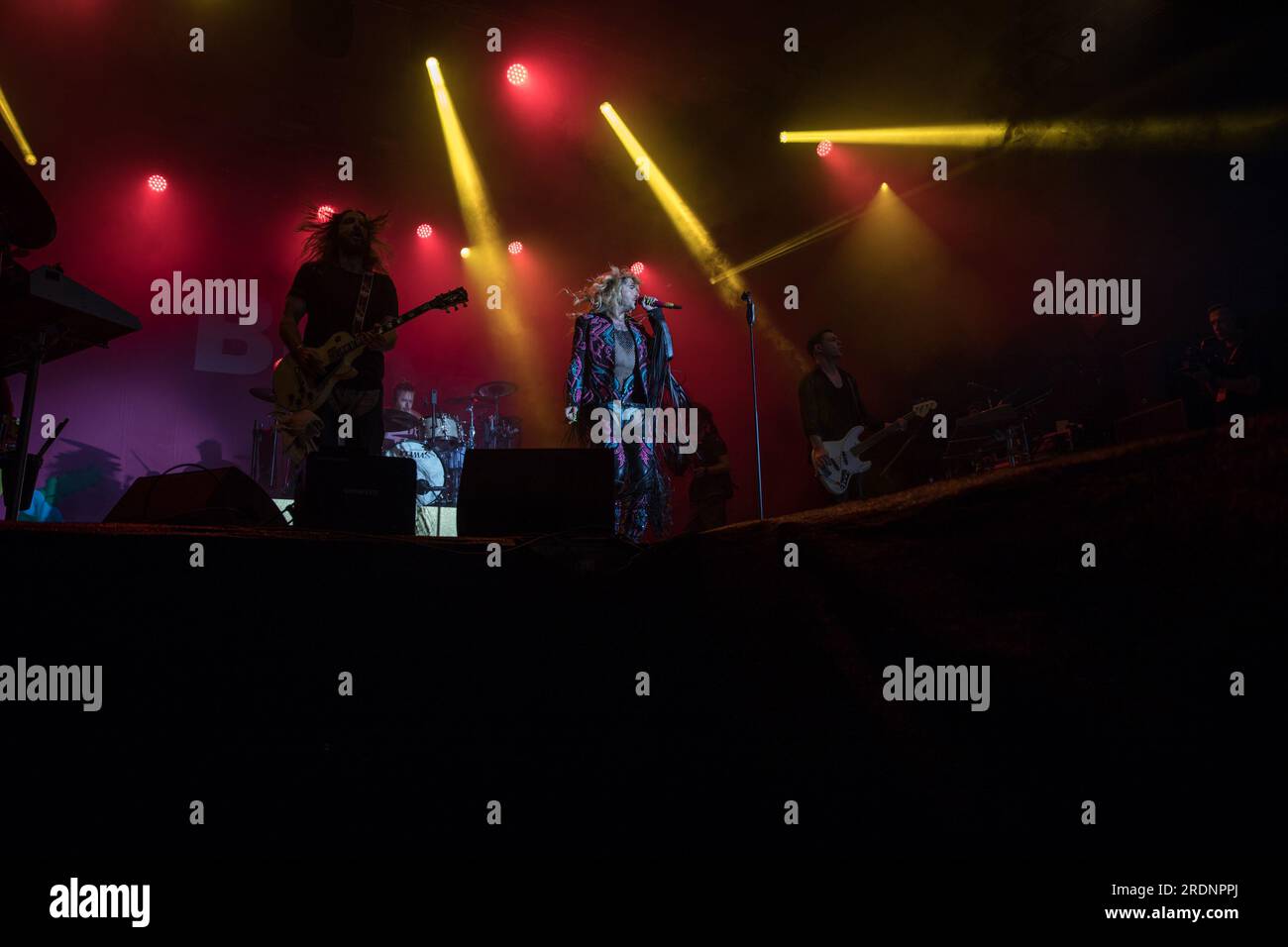 22 juillet 2023, Berlin, Allemagne : le 22 juillet 2023, le Christopher Street Day (CSD) de Berlin, également connu sous le nom de Berlin Pride, a culminé avec une performance mémorable du groupe de rock allemand Tokio Hotel à la porte historique de Brandebourg. L’événement annuel, qui défend les droits LGBTQ et préserve les espaces queer, a vu des milliers de participants marcher dans les rues de la ville dans un vibrant signe de solidarité. Le groupe, dirigé par le chanteur Bill Kaulitz, le guitariste Tom Kaulitz, le bassiste Georg Listing et le batteur Gustav Schaefer, livre une performance électrisante et poignante. Leur performance était un mus Banque D'Images