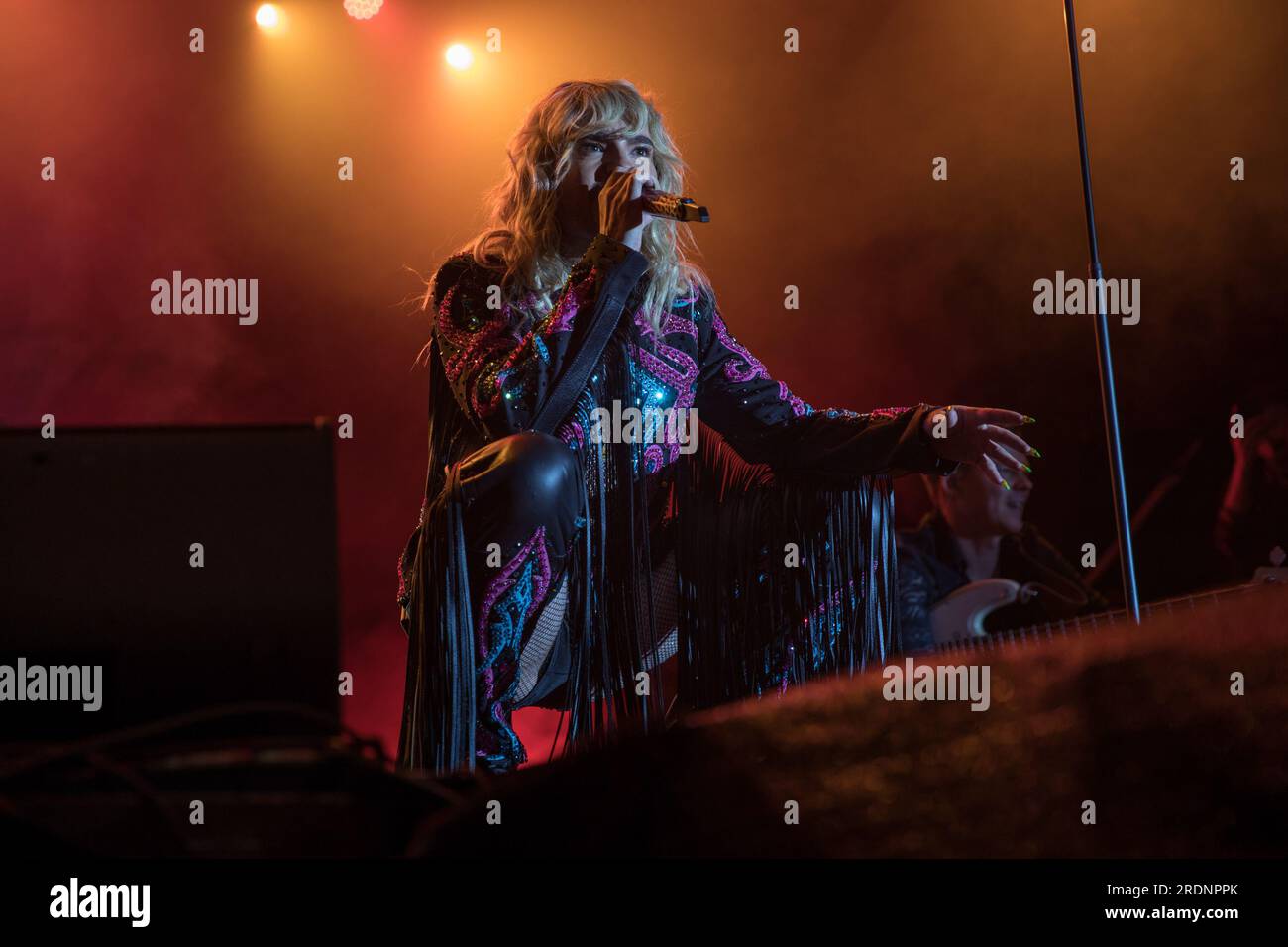 22 juillet 2023, Berlin, Allemagne : le 22 juillet 2023, le Christopher Street Day (CSD) de Berlin, également connu sous le nom de Berlin Pride, a culminé avec une performance mémorable du groupe de rock allemand Tokio Hotel à la porte historique de Brandebourg. L’événement annuel, qui défend les droits LGBTQ et préserve les espaces queer, a vu des milliers de participants marcher dans les rues de la ville dans un vibrant signe de solidarité. Le groupe, dirigé par le chanteur Bill Kaulitz, le guitariste Tom Kaulitz, le bassiste Georg Listing et le batteur Gustav Schaefer, livre une performance électrisante et poignante. Leur performance était un mus Banque D'Images