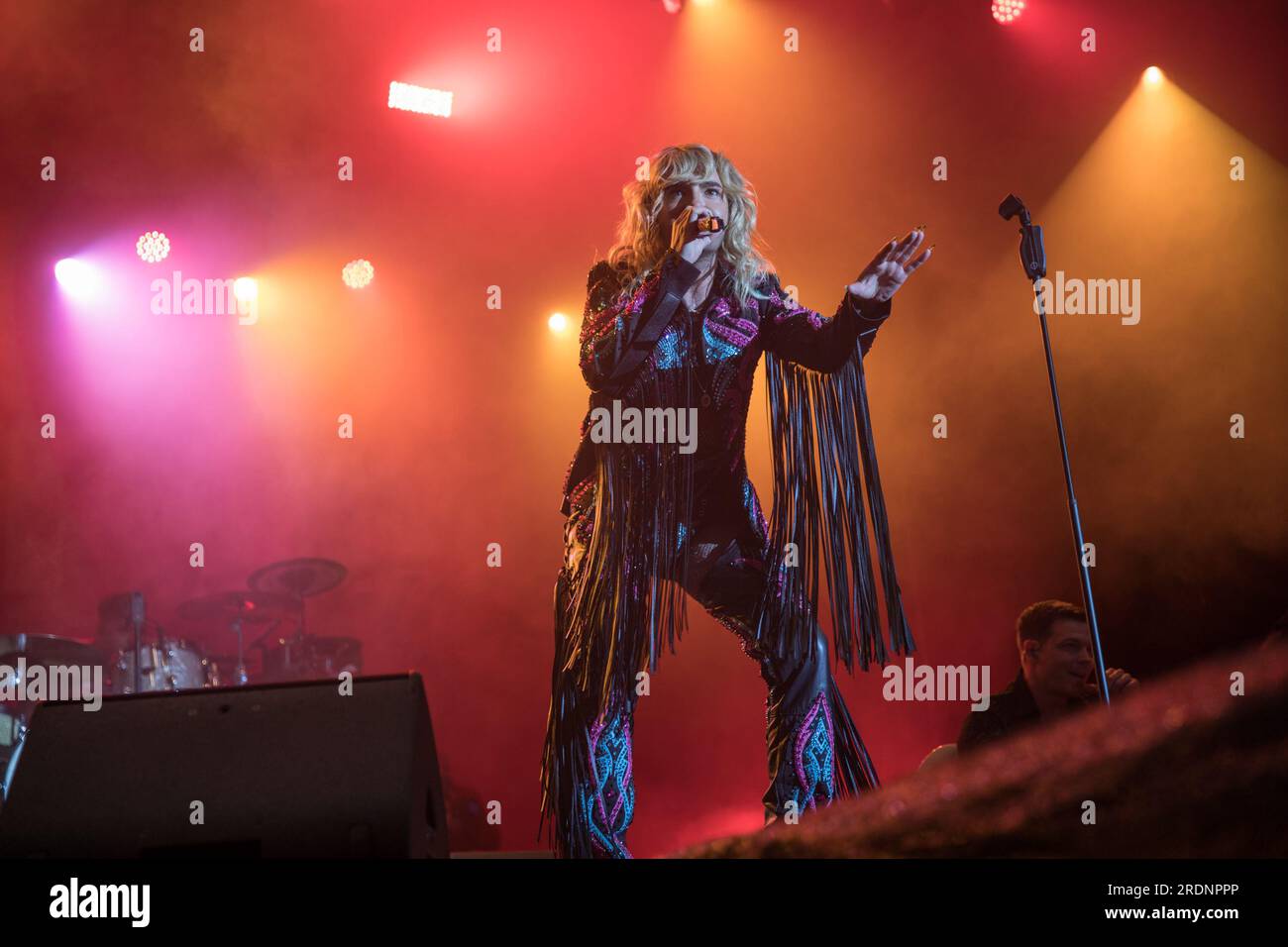 22 juillet 2023, Berlin, Allemagne : le 22 juillet 2023, le Christopher Street Day (CSD) de Berlin, également connu sous le nom de Berlin Pride, a culminé avec une performance mémorable du groupe de rock allemand Tokio Hotel à la porte historique de Brandebourg. L’événement annuel, qui défend les droits LGBTQ et préserve les espaces queer, a vu des milliers de participants marcher dans les rues de la ville dans un vibrant signe de solidarité. Le groupe, dirigé par le chanteur Bill Kaulitz, le guitariste Tom Kaulitz, le bassiste Georg Listing et le batteur Gustav Schaefer, livre une performance électrisante et poignante. Leur performance était un mus Banque D'Images