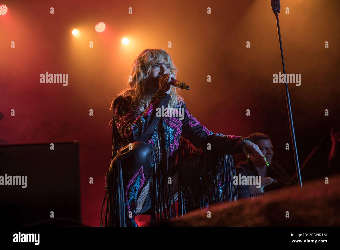 22 juillet 2023, Berlin, Allemagne : le 22 juillet 2023, le Christopher Street Day (CSD) de Berlin, également connu sous le nom de Berlin Pride, a culminé avec une performance mémorable du groupe de rock allemand Tokio Hotel à la porte historique de Brandebourg. L’événement annuel, qui défend les droits LGBTQ et préserve les espaces queer, a vu des milliers de participants marcher dans les rues de la ville dans un vibrant signe de solidarité. Le groupe, dirigé par le chanteur Bill Kaulitz, le guitariste Tom Kaulitz, le bassiste Georg Listing et le batteur Gustav Schaefer, livre une performance électrisante et poignante. Leur performance était un mus Banque D'Images