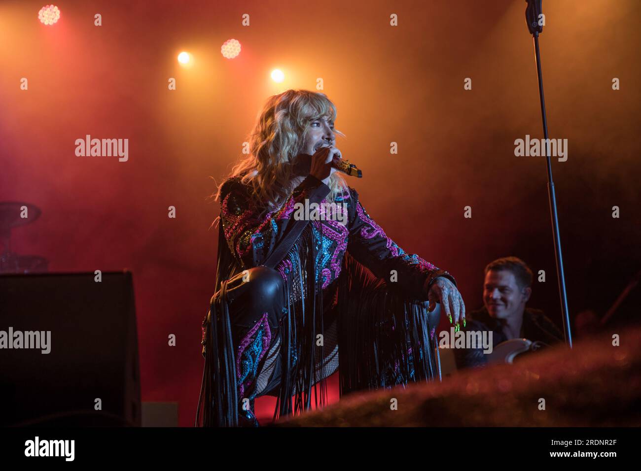 22 juillet 2023, Berlin, Allemagne : le 22 juillet 2023, le Christopher Street Day (CSD) de Berlin, également connu sous le nom de Berlin Pride, a culminé avec une performance mémorable du groupe de rock allemand Tokio Hotel à la porte historique de Brandebourg. L’événement annuel, qui défend les droits LGBTQ et préserve les espaces queer, a vu des milliers de participants marcher dans les rues de la ville dans un vibrant signe de solidarité. Le groupe, dirigé par le chanteur Bill Kaulitz, le guitariste Tom Kaulitz, le bassiste Georg Listing et le batteur Gustav Schaefer, livre une performance électrisante et poignante. Leur performance était un mus Banque D'Images