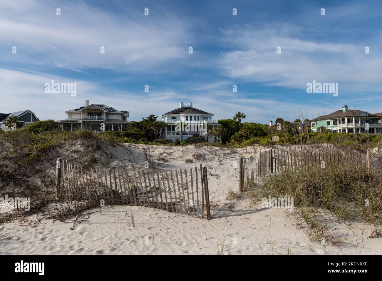 Wild Dunes Resort, Caroline du Sud, États-Unis - 10 avril 2023. Maisons de vacances luxueuses avec vue sur l'océan à Wild Dunes Resort, Isle of Palms, Caroline du Sud. Banque D'Images