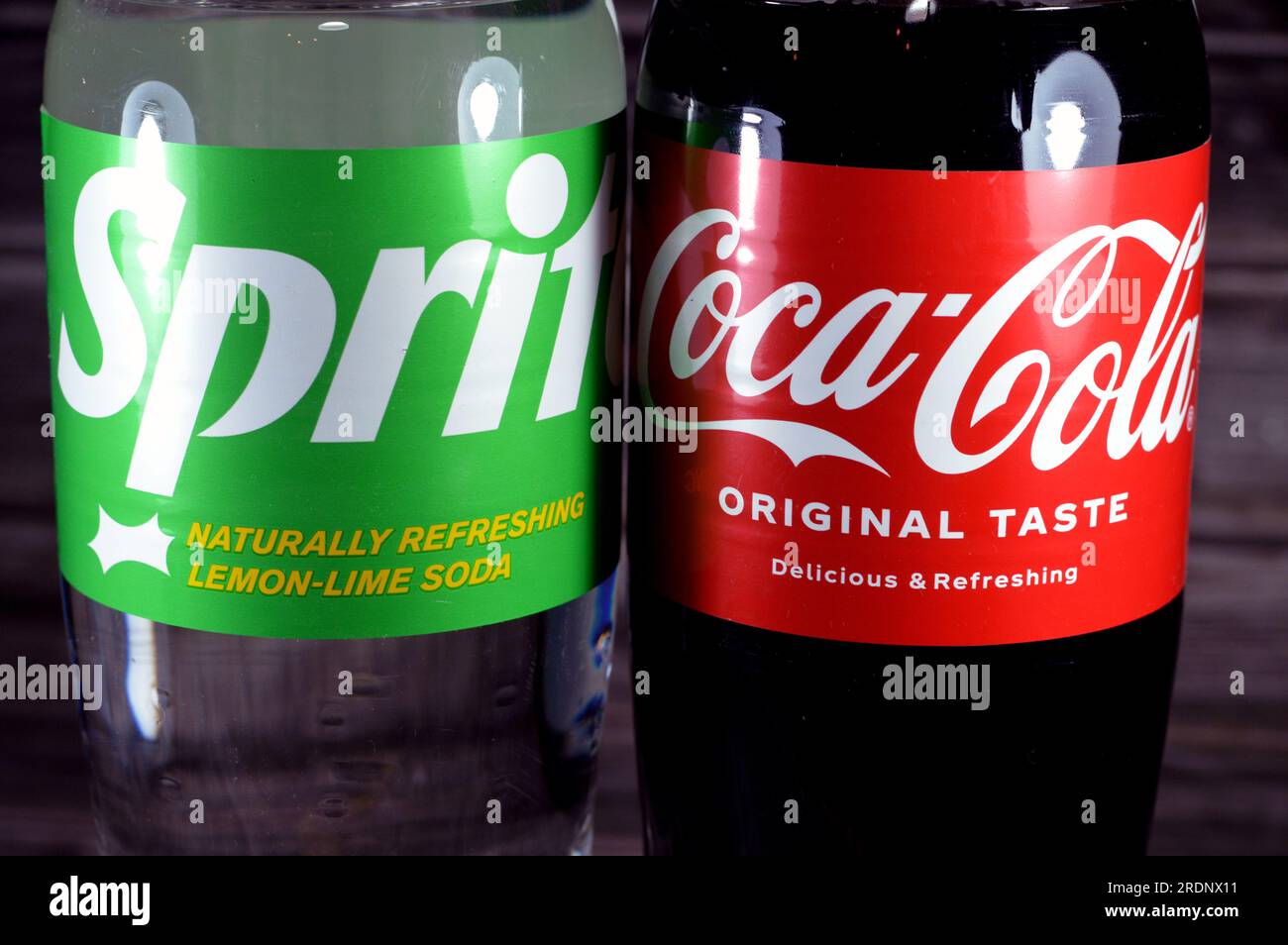 Le Caire, Égypte, juillet 18 2023 : soda citron-lime Sprite et coca cola  Drink, une boisson gazeuse claire, au citron et au citron vert et du coke  créé par le Coca-Cola Photo