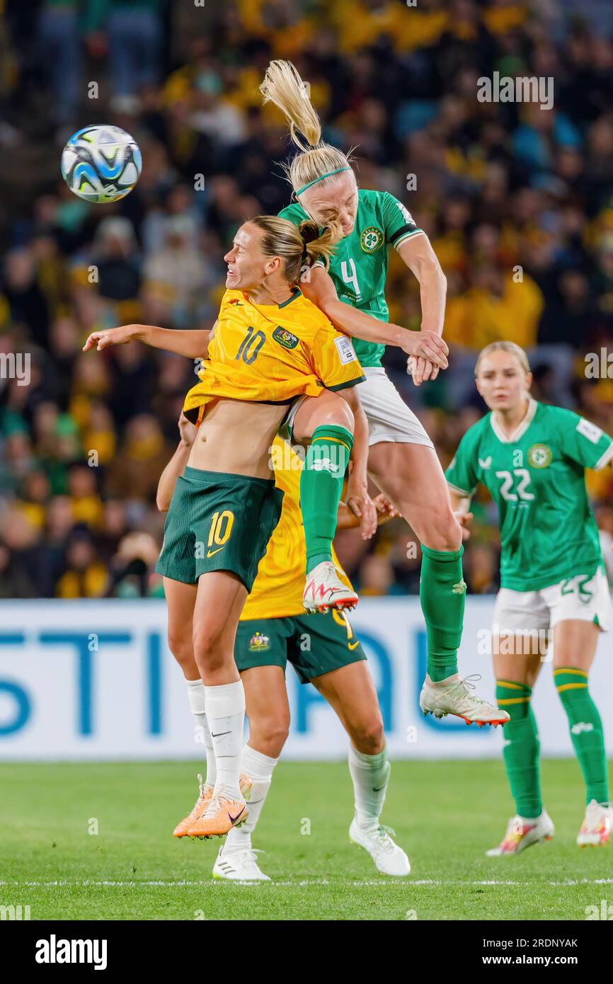 Sydney, Australie. 20 juillet 2023. Louise Quinn (République d'Irlande) et Emily Van-Egmond (Australie) s'affrontent pour le ballon lors du match de groupe B de la coupe du monde féminine de la FIFA Australie et Nouvelle-Zélande 2023 entre l'Australie et l'Irlande au Stadium Australia. 'Les Matildas' sont les vainqueurs pour 1 - 0 contre l'équipe 'Girls in Green' d'Irlande. Australie et Nouvelle-Zélande 2023 match du groupe B au Stadium Australia. (Photo de Patricia PÈrez Ferraro/SOPA Images/Sipa USA) crédit : SIPA USA/Alamy Live News Banque D'Images