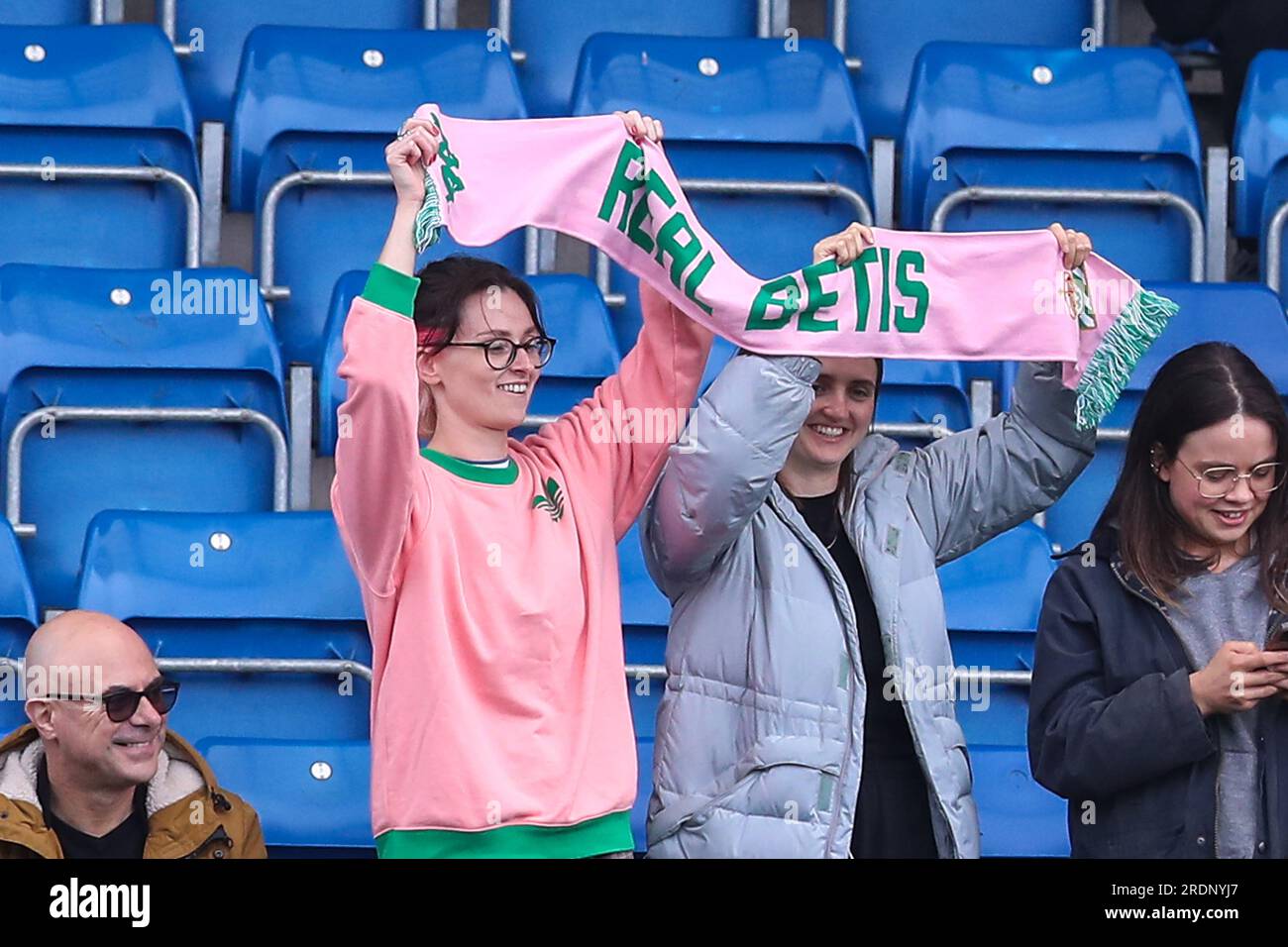 Chesterfield, Royaume-Uni. 22 juillet 2023. Fans du Real Betis lors du match amical de pré-saison Real Betis vs Middlesbrough au SMH Group Stadiumact Stadium, Chesterfield, Royaume-Uni, le 22 juillet 2023 (photo Ryan Crockett/News Images) à Chesterfield, Royaume-Uni le 7/22/2023. (Photo de Ryan Crockett/News Images/Sipa USA) crédit : SIPA USA/Alamy Live News Banque D'Images