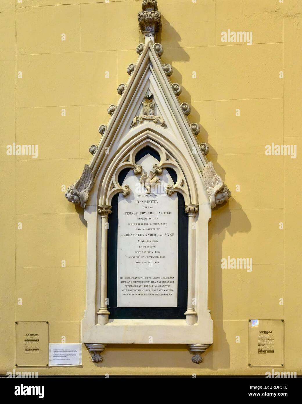 Toronto, Canada - 19 juillet 2023 : l'église cathédrale Saint-Jacques. Plaque commémorative gravée en pierre à la mémoire d'Henrietta, épouse de George Edward Aylme Banque D'Images
