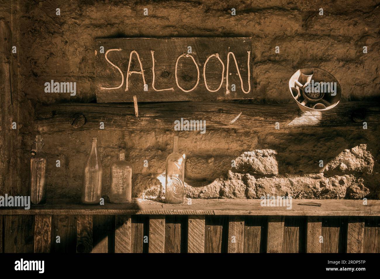 Un vieux salon poussiéreux du vieil ouest au Little Hollywood Movie Museum à Kanab, Utah. Banque D'Images