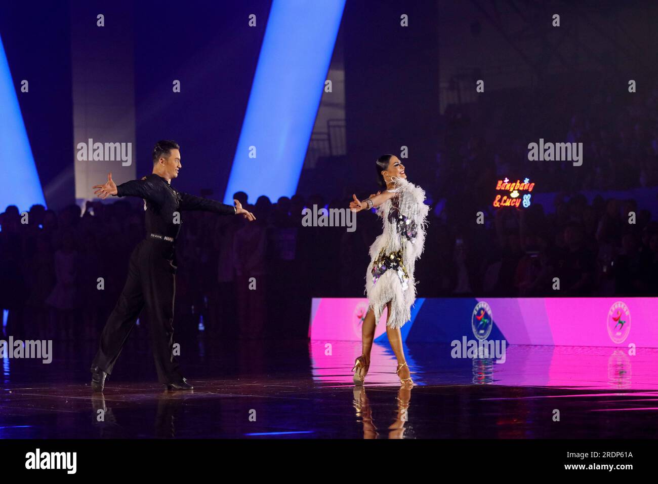 WUXI, CHINE - le 22 JUILLET 2023 - les gagnants de la troisième place de la Chine participent au concours WDSF World Dancesport Grand Prix (danse latine) 2023 à Wuxi, J. Banque D'Images