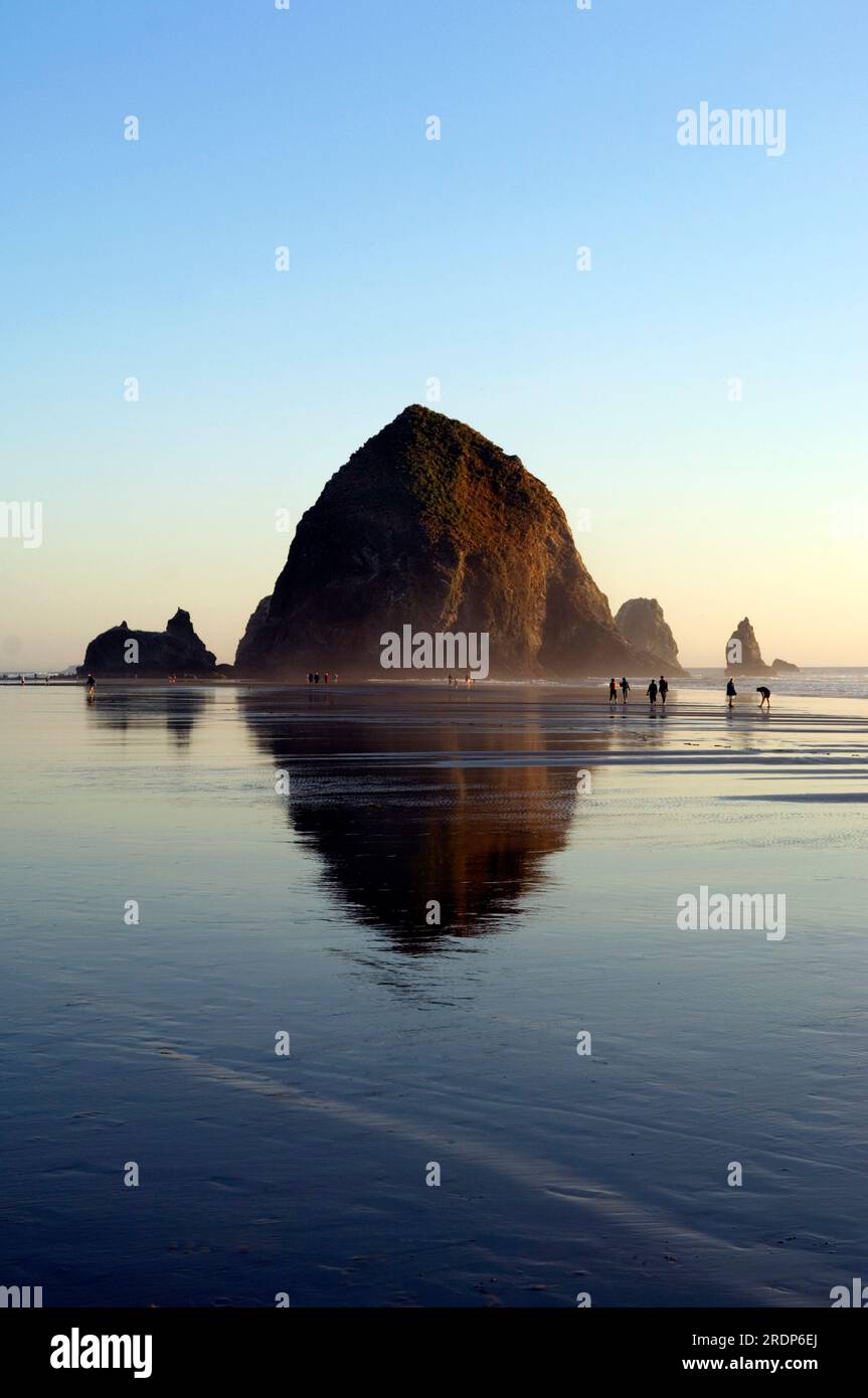 Haystack Rock et Skim Boarder à Cannon Beach, OREGON Banque D'Images