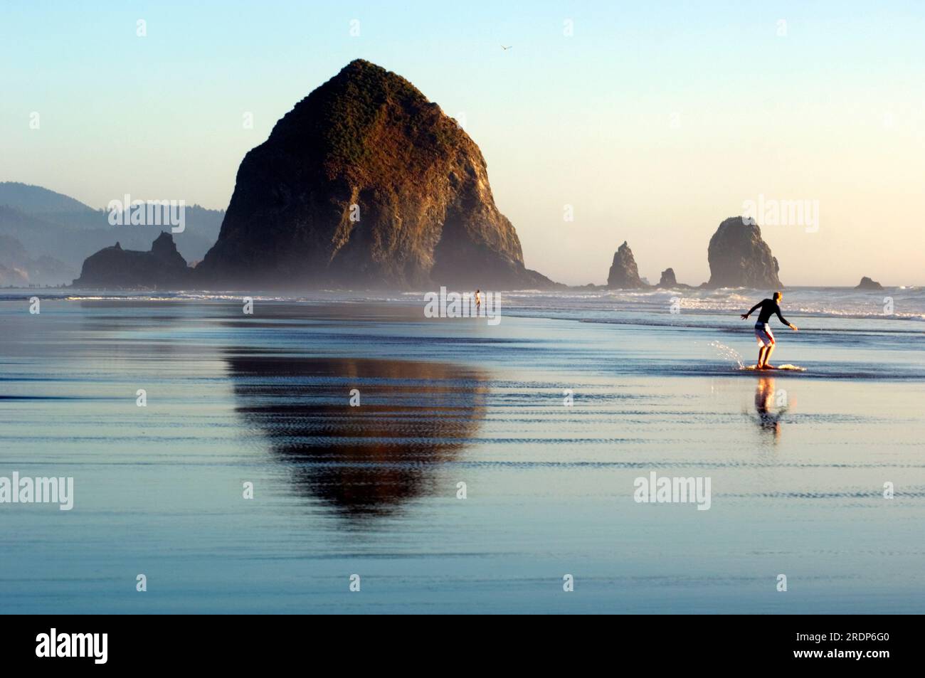 Haystock Rock et Skim Boarder à Cannon Beach, OREGON Banque D'Images