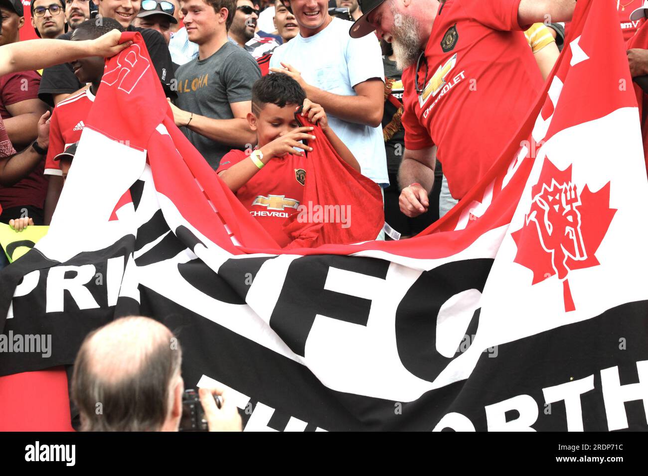 22 juillet 2023, East Rutherford, New Jersey, USA : (SPO) Champions Tour : Manchester United vs Arsenal. 22 juillet 2023, East Rutherford, New Jersey, États-Unis : affrontement des anciens rivaux entre les géants anglais Manchester United et Arsenal au MetLife Stadium à East Rutherford, New Jersey lors du Champions Tour avec le stade plein. Le match s'est terminé 2-0 en faveur d'un Manchester United avec des buts de B. Fernandes et J. Sancho. Il y a eu une fusillade à la fin et Manchester a gagné 3-5. Il y a eu une bagarre parmi certains fans avec l'intervention des gardes de sécurité et malgré cela, un fan d'enfant Banque D'Images