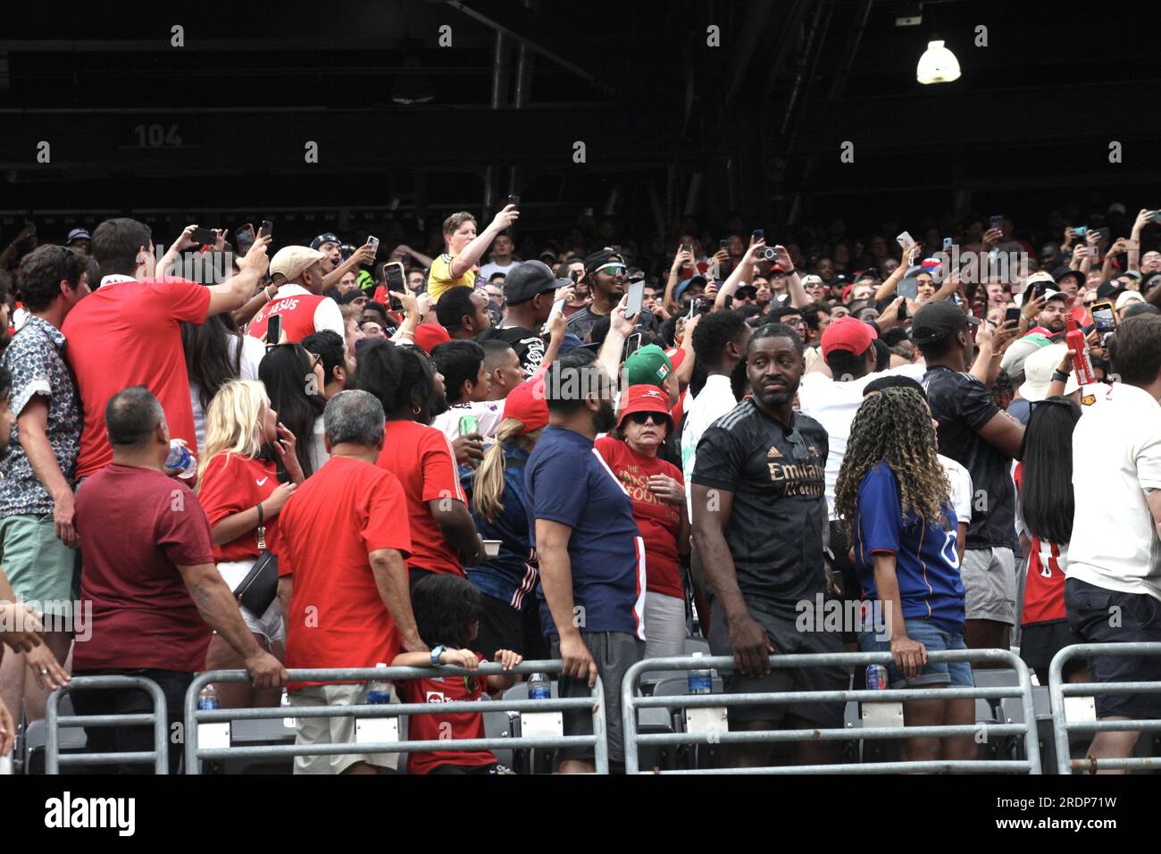 22 juillet 2023, East Rutherford, New Jersey, USA : (SPO) Champions Tour : Manchester United vs Arsenal. 22 juillet 2023, East Rutherford, New Jersey, États-Unis : affrontement des anciens rivaux entre les géants anglais Manchester United et Arsenal au MetLife Stadium à East Rutherford, New Jersey lors du Champions Tour avec le stade plein. Le match s'est terminé 2-0 en faveur d'un Manchester United avec des buts de B. Fernandes et J. Sancho. Il y a eu une fusillade à la fin et Manchester a gagné 3-5. Il y a eu une bagarre parmi certains fans avec l'intervention des gardes de sécurité et malgré cela, un fan d'enfant Banque D'Images