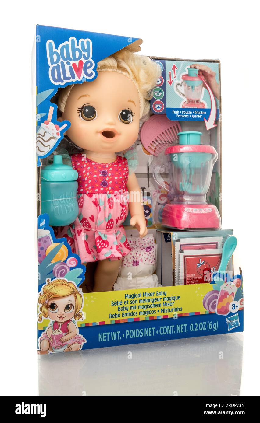 Winneconne, WI - 23 juillet 2023 : un paquet de poupée Baby Alive avec bébé mélangeur magique sur un fond isolé Banque D'Images