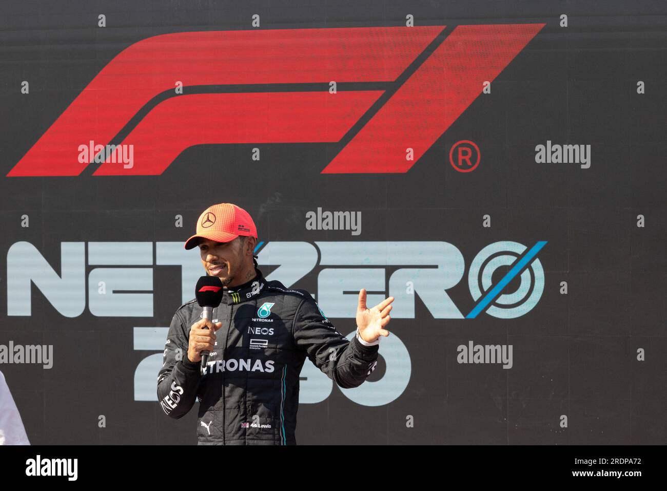 Mogyorod. 22 juillet 2023. Le pilote britannique de Mercedes Lewis Hamilton donne une interview après la séance de qualification du Grand Prix de Hongrie de Formule 1 2023 à Hungaroring à Mogyorod près de Budapest, en Hongrie, le 22 juillet 2023. Crédit : Attila Volgyi/Xinhua/Alamy Live News Banque D'Images