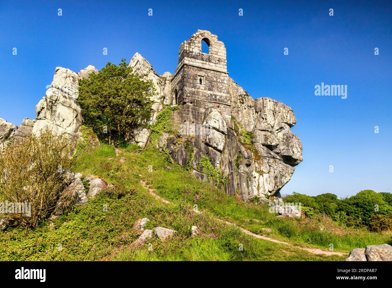 Ruines de la chapelle Saint-Michel, Roche Rock, Cornouailles, par une journée incroyablement lumineuse de mai. Le rocher est censé avoir des pouvoirs de guérison. Banque D'Images