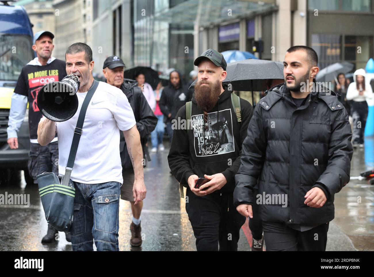 Londres, Royaume-Uni. 22 juillet 2023. Un manifestant parle sur un mégaphone pendant la manifestation. Les manifestants pour la liberté ont le sentiment que de nombreuses politiques du gouvernement les privent de leurs libertés depuis le confinement covid19, comme le développement de villes de 15 minutes, l'introduction d'une société sans argent, la cession du pouvoir à l'Organisation mondiale de la santé (OMS) et la mise en œuvre des idées du Forum économique mondial (FEM). Crédit : SOPA Images Limited/Alamy Live News Banque D'Images