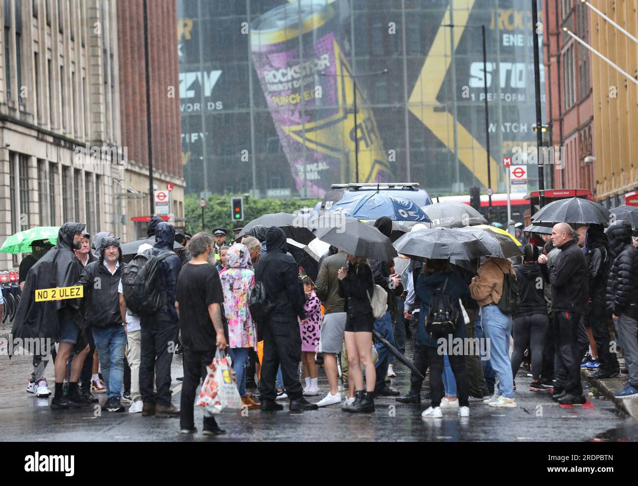 Londres, Royaume-Uni. 22 juillet 2023. Les manifestants bloquent la route pendant la manifestation. Les manifestants pour la liberté ont le sentiment que de nombreuses politiques du gouvernement les privent de leurs libertés depuis le confinement covid19, comme le développement de villes de 15 minutes, l'introduction d'une société sans argent, la cession du pouvoir à l'Organisation mondiale de la santé (OMS) et la mise en œuvre des idées du Forum économique mondial (FEM). (Photo Martin Pope/SOPA Images/Sipa USA) crédit : SIPA USA/Alamy Live News Banque D'Images