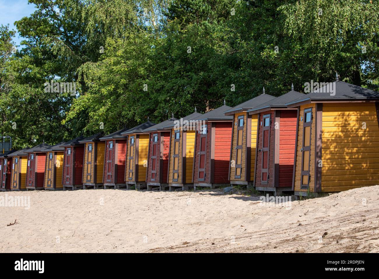 Longue ligne de vestiaires de plage ou cabanes de plage ou cabines de plage par une journée ensoleillée d'été sur la plage de l'île de Pihlajasaari à Helsinki, Finlande Banque D'Images