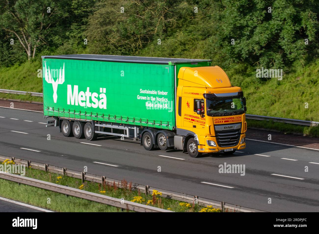 METASA Sustainable Timber Supplies Grown in Nordic' qui emprunte l'autoroute M6 dans le Grand Manchester, au Royaume-Uni Banque D'Images