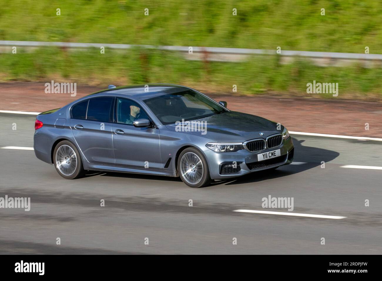 2018 BMW 530E M Sport Auto eDrive 12Kwh PHEV 292 109Ch / 80Kw Auto Start / Stop Blue car Berline hybride électrique 1998 cc ; se déplaçant à grande vitesse sur l'autoroute M6 dans le Grand Manchester, Royaume-Uni Banque D'Images