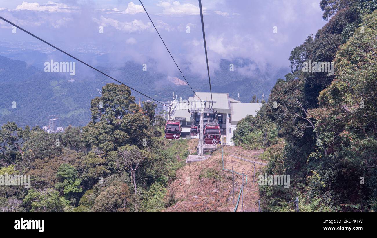 Pahang, Malaisie, 23 juillet 2023 - foyer sélectif de la vue à l'intérieur du célèbre téléphérique Genting Highlands. Le téléphérique Genting Highland attire les touristes Banque D'Images
