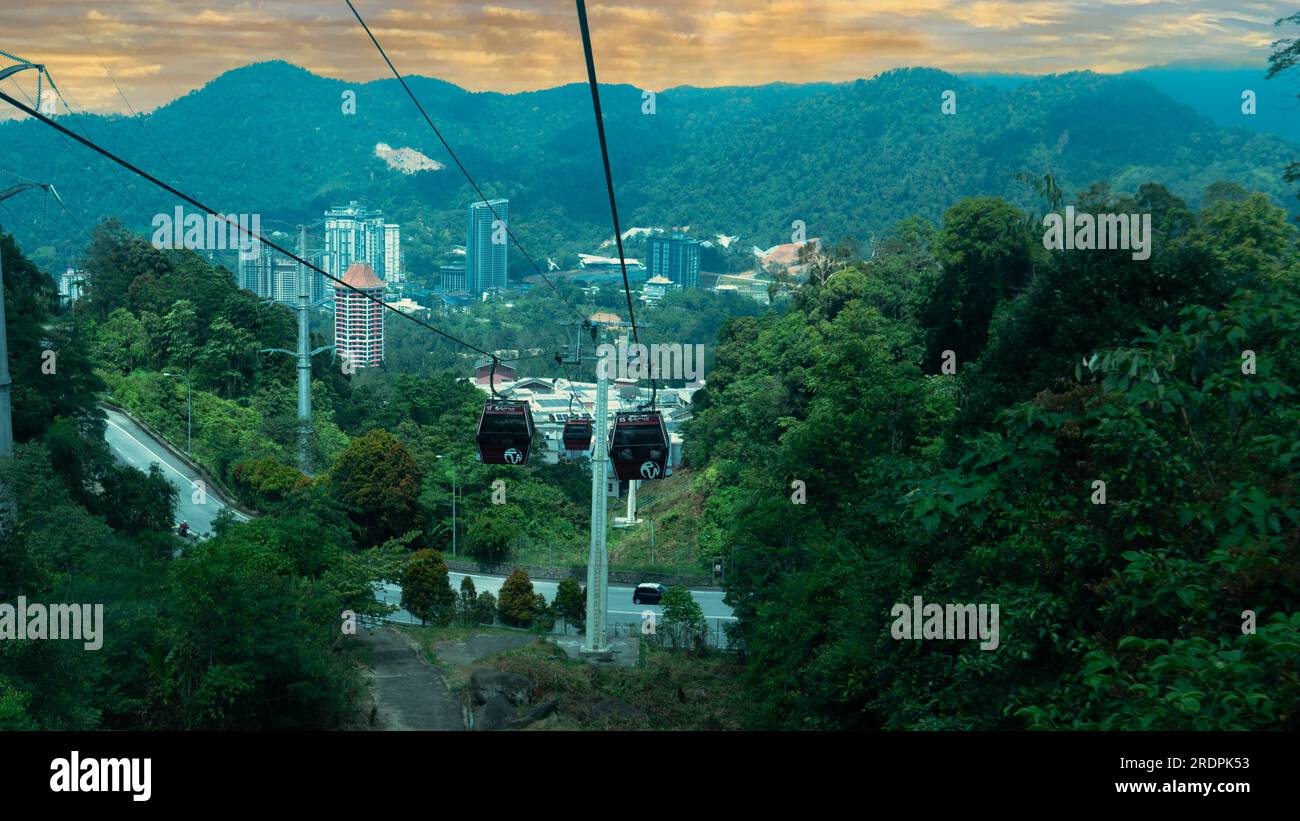 Pahang, Malaisie, 23 juillet 2023 - foyer sélectif de la vue à l'intérieur du célèbre téléphérique Genting Highlands. Le téléphérique Genting Highland attire les touristes Banque D'Images