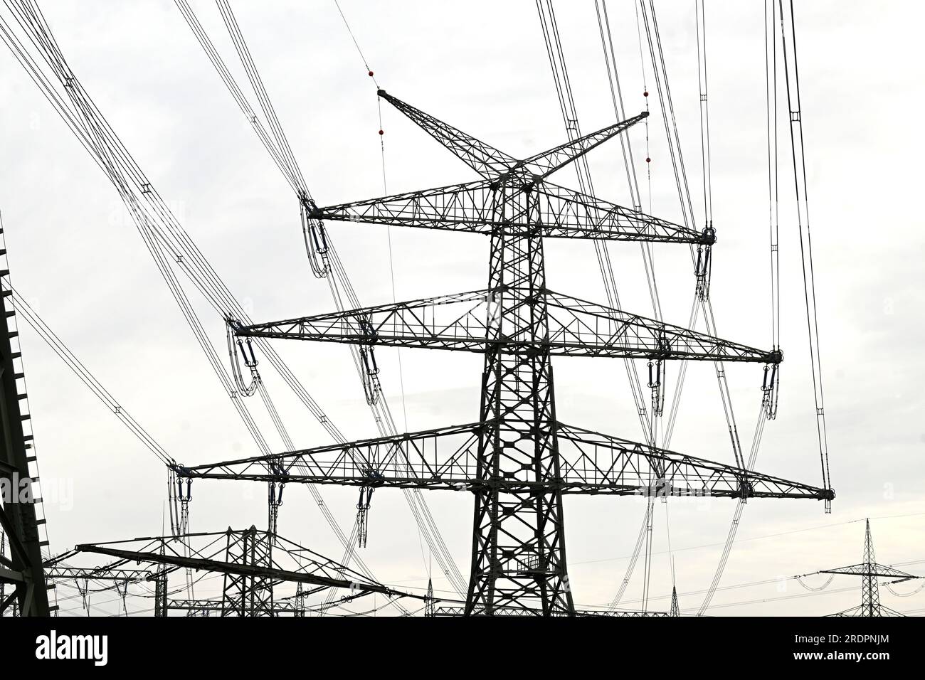 Brauweiler, Allemagne. 23 juillet 2023. Des lignes électriques aériennes se trouvent dans la zone d'extraction de lignite rhénane, près de la sous-station. Cette étape historique a été franchie il y a exactement 100 jours lundi : le 15 avril, les trois dernières centrales nucléaires ont finalement cessé de fonctionner. Crédit : Roberto Pfeil/dpa/Alamy Live News Banque D'Images