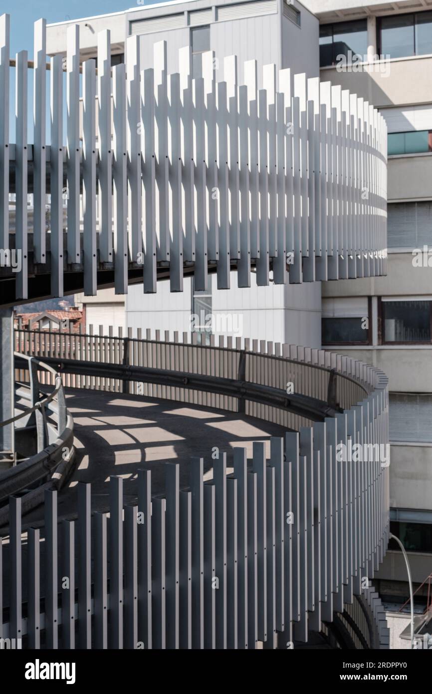 Détail de la rampe en spirale dans un garage de stationnement en Europe. Banque D'Images