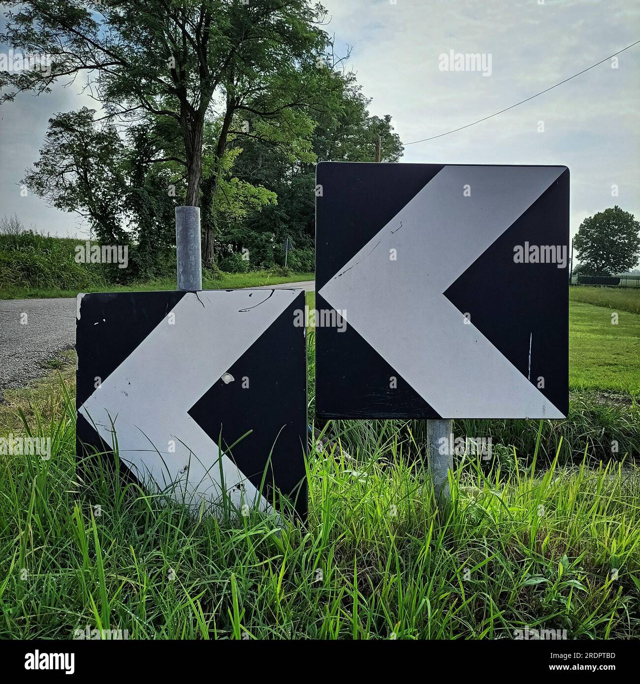 Signe de contournement routier, direction à gauche, campagne, paysage rural non urbain, point de repère Banque D'Images