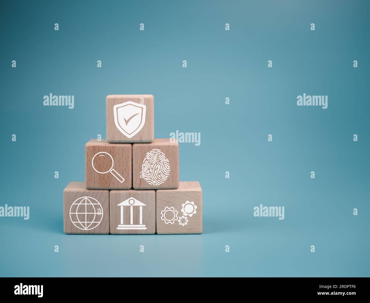 Icône sur un cube en bois représente la protection contre le vol de données sécurité dans les équipes métiers Banque D'Images