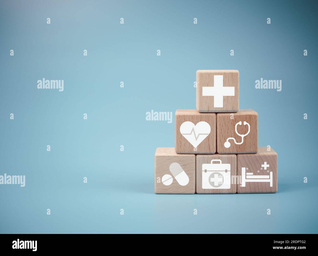 Blocs de cube en bois empilés avec des icônes. Concepts de santé et de médecine. Banque D'Images