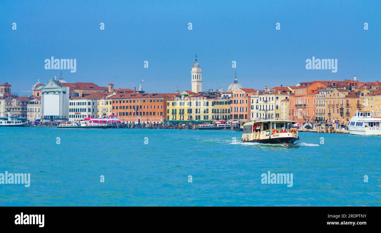 : Vue matinale de la lagune de Venise et de beaux bâtiments historiques au bord de l'eau à la rue Riva degli Schiavoni à Venise, Italie au Carnaval Banque D'Images