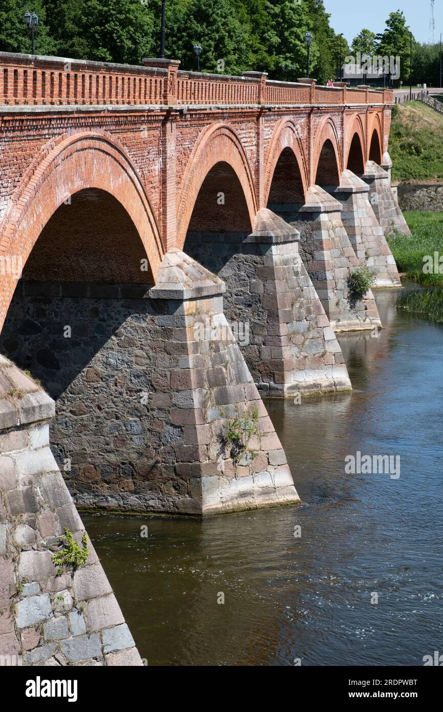 Le vieux pont de brique à travers la rivière Venta est le plus long pont de ce genre de pont routier en Europe. Kuldīga, Lettonie Banque D'Images