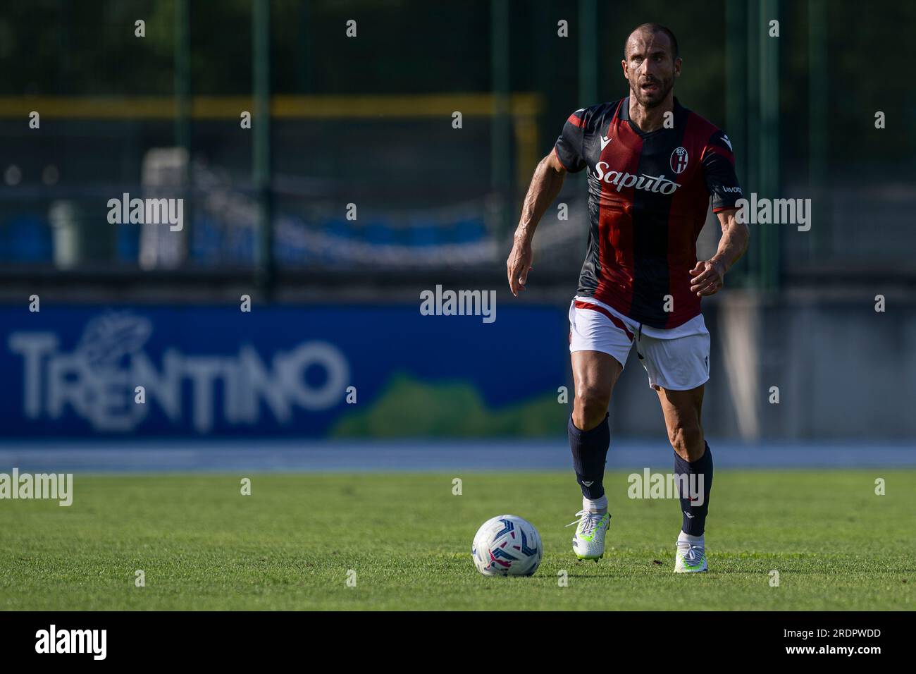 Lorenzo de Silvestri du Bologna FC en action lors du match amical de pré-saison entre le Bologna FC et le Palermo FC. Banque D'Images