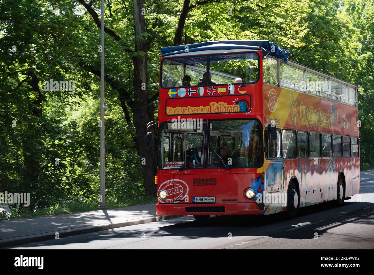 Bus touristique à toit ouvert à Tallinn Banque D'Images