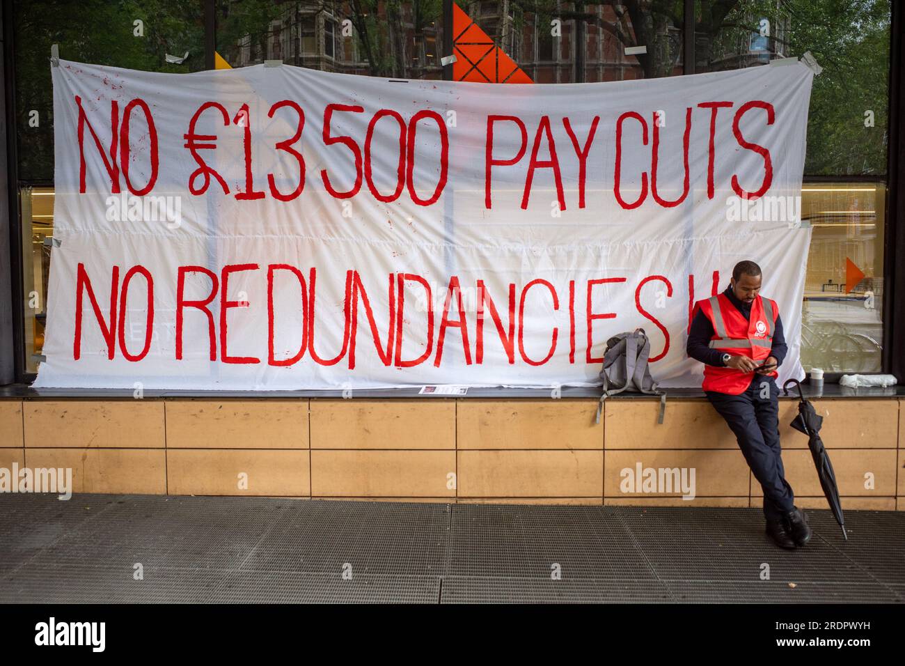 Bannière de protestation à l'extérieur de l'UCL contre les réductions de salaire et les licenciements. L'UCL tire 256 gardes de sécurité. Les autres sont contraints de signer des contrats à salaire inférieur. ROYAUME-UNI Banque D'Images