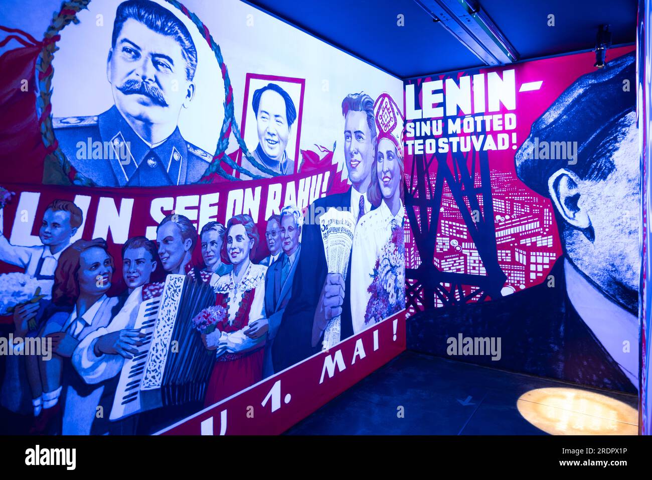 Musée des occupations et de la liberté de Vabamu. Entrée avec affiche « LONGUE VIE 1 MAI ! » avec des images glorifiant le communisme Banque D'Images
