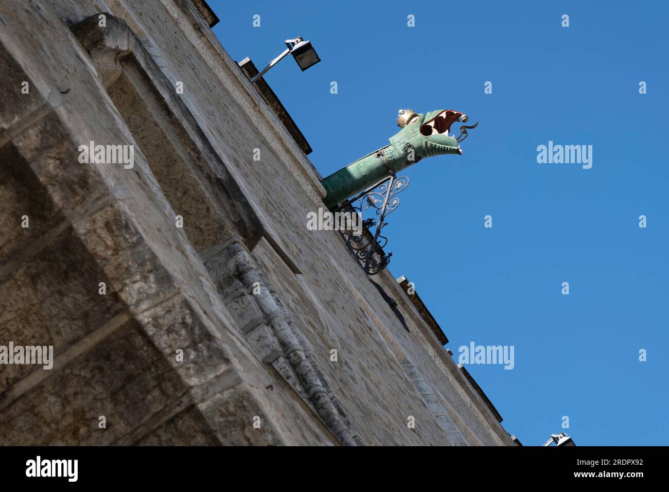 Gouttière ornée de tête de gargouille de dragon sur la mairie de Tallinn, la plus ancienne mairie de toute la région Baltique et Scandinavie Banque D'Images