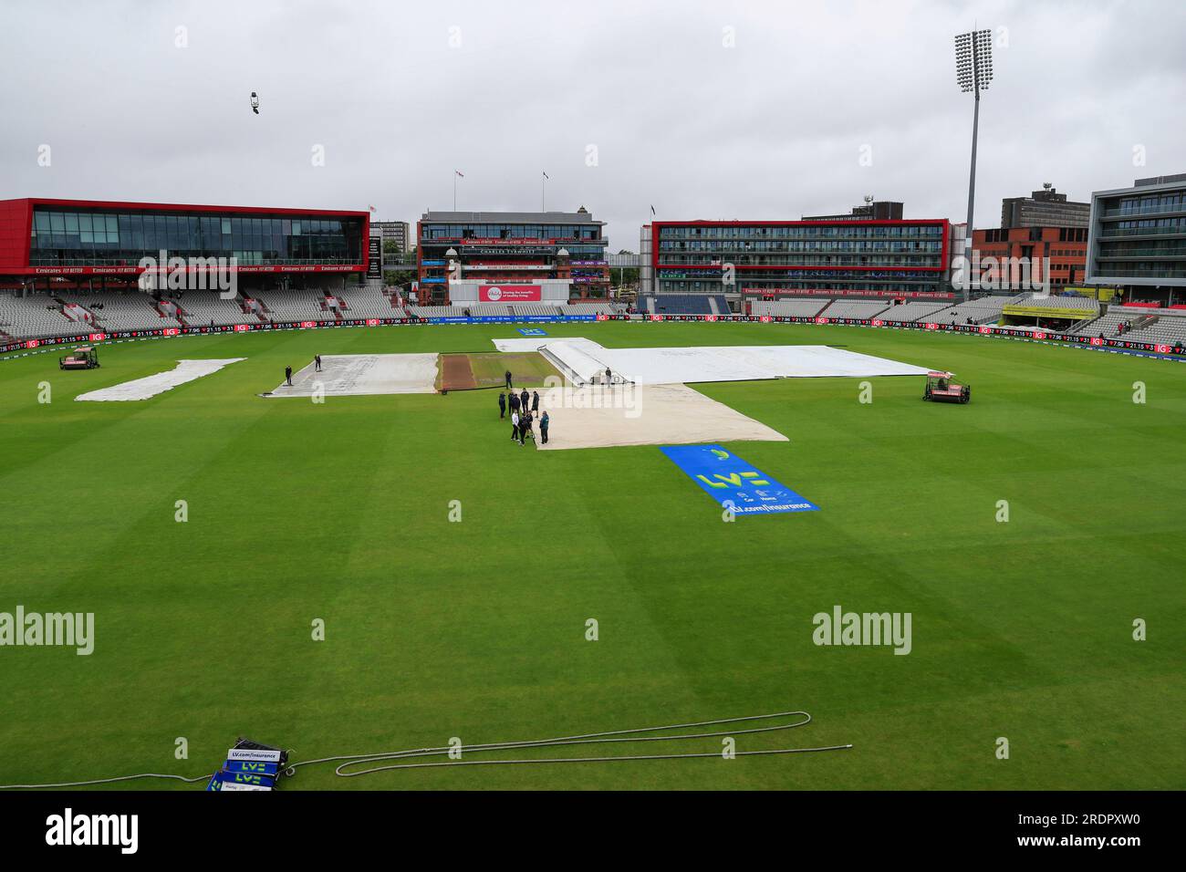 Les couvertures sont en avant de la LV= Insurance Ashes Test Series Fourth Test Day Five Match Angleterre vs Australie à Old Trafford, Manchester, Royaume-Uni, le 23 juillet 2023 (photo de Conor Molloy/News Images) Banque D'Images