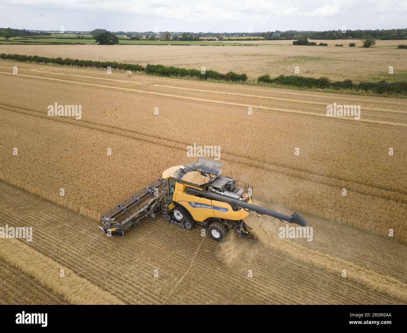 21 juillet 2023 New Holland CR990 équipé d'une barre de coupe MacDon récoltant de l'orge d'hiver dans le South Lincolnshire Banque D'Images